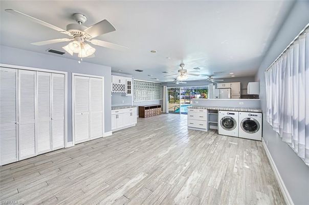 Interior, Recessed Lighting, Washer, Wood Texture Flooring