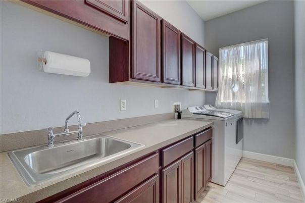 Interior, Washer, Wood Texture Flooring
