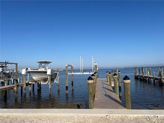 Exterior, Lake