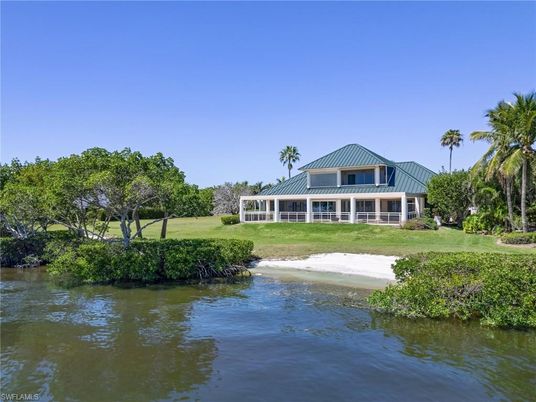 Exterior, Lake