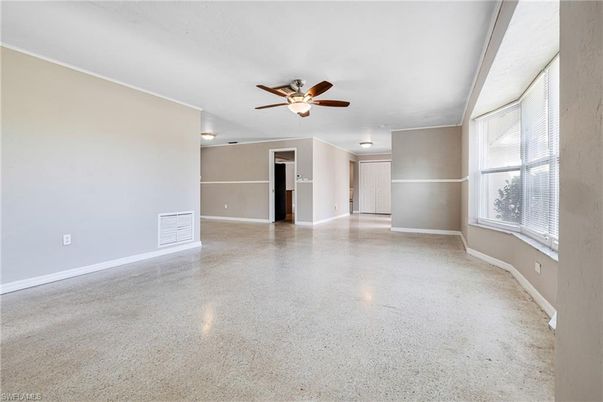 Empty room, Interior