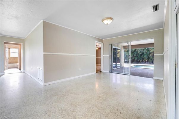 Empty room, Interior