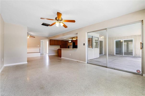 Empty room, Interior