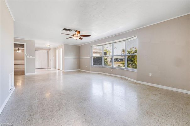 Empty room, Interior
