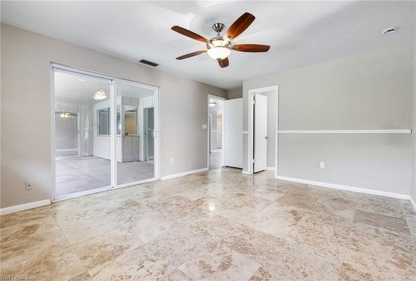 Empty room, Interior
