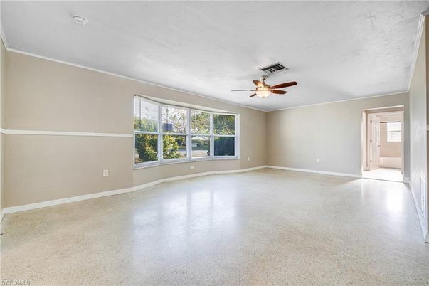 Empty room, Interior