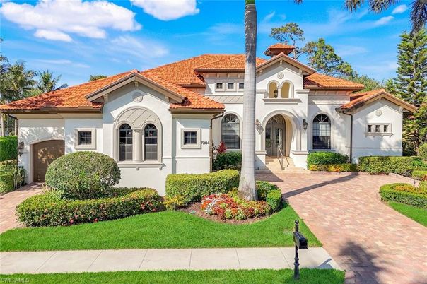 Attached, Exterior, Facade, Spanish Mediterranean