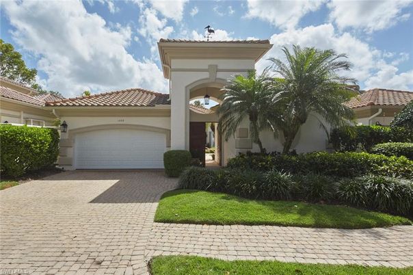 Attached, Exterior, Facade, Mediterranean