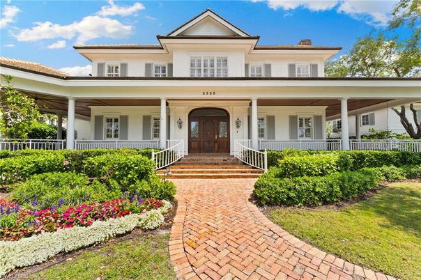 Exterior, Facade, American Foursquare