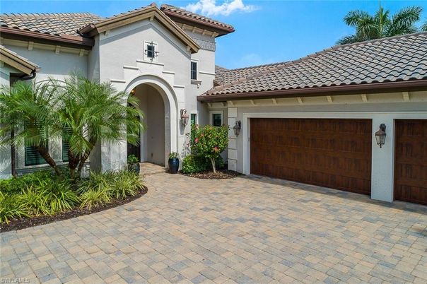 Attached, Exterior, Facade, Mediterranean