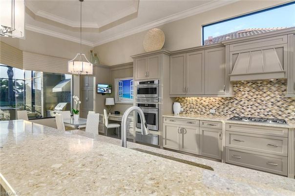 Dining room, Interior, Kitchen, Pendant Lights, Stainless Steel Appliances