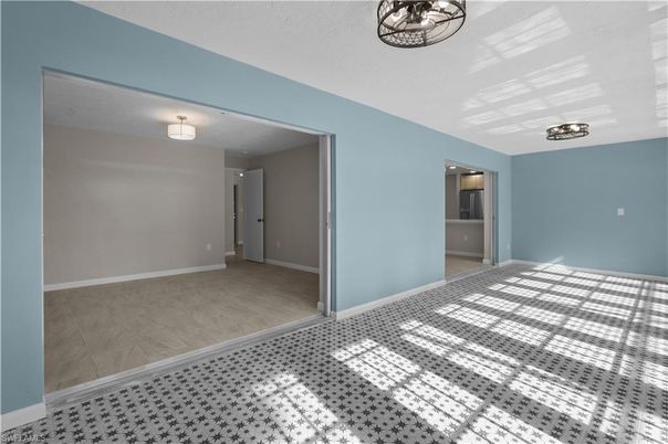 Empty room, Interior