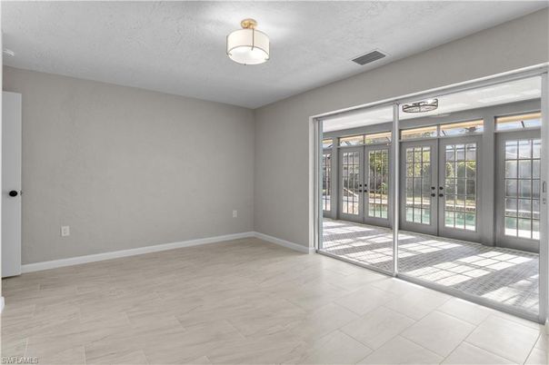 Empty room, Interior