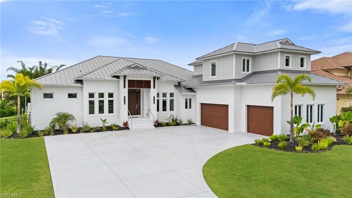 Attached, Exterior, Facade, Farmhouse