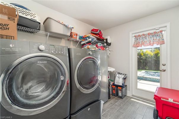 Interior, Washer, Wood Texture Flooring