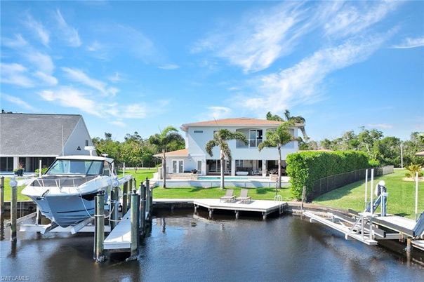 Exterior, Lake
