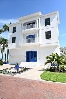 Attached, Exterior, Facade, Modern