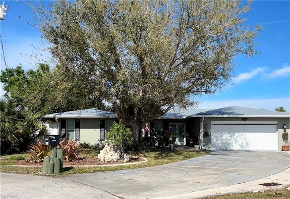 Attached, Exterior, Facade, Ranch