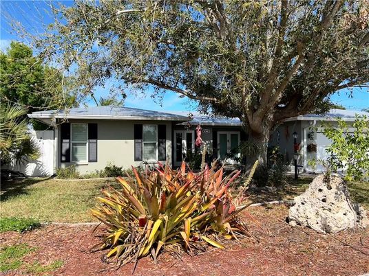 Exterior, Facade, Ranch