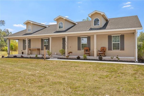 Exterior, Facade, Ranch