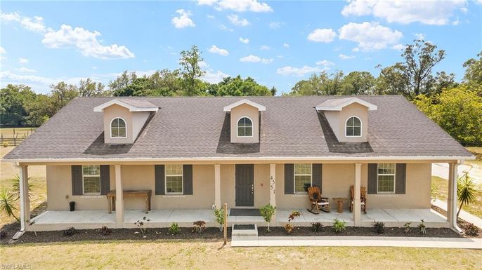Exterior, Facade, Ranch
