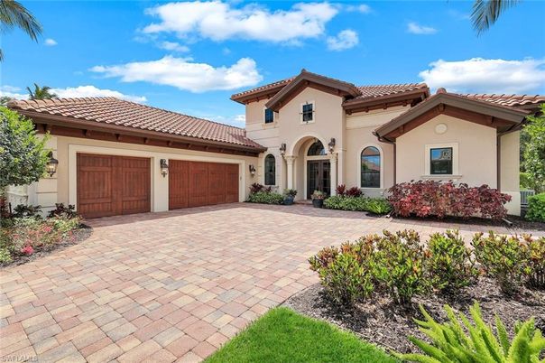 Attached, Exterior, Facade, Mediterranean