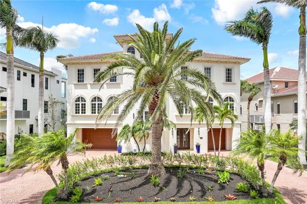 Attached, Exterior, Facade, Mediterranean