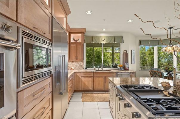 Dining room, Interior, Kitchen, Recessed Lighting, Stainless Steel Appliances