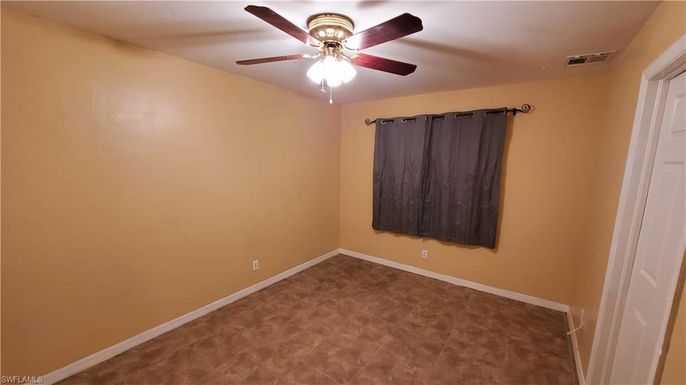 Empty room, Interior