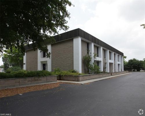 Exterior, Facade, Modern