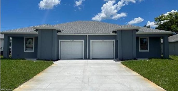 Attached, Exterior, Facade, Mediterranean