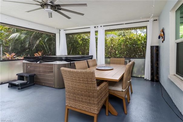 Dining room, Hot Tub, Interior, Sun Room