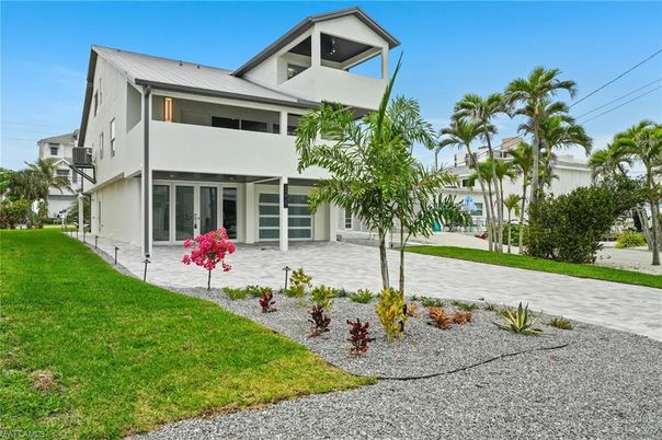 Attached, Backyard, Exterior, Facade, Modern
