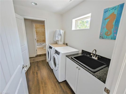 Interior, Recessed Lighting, Washer, Wood Texture Flooring