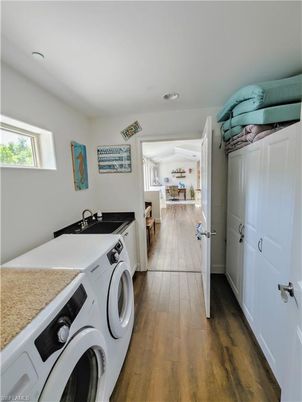 Interior, Recessed Lighting, Washer, Wood Texture Flooring