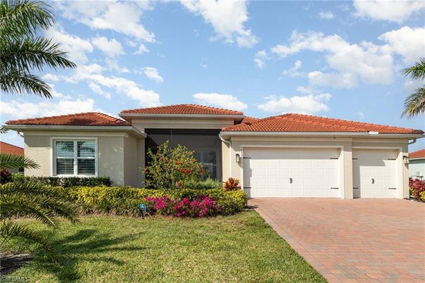 Attached, Exterior, Facade, Mediterranean