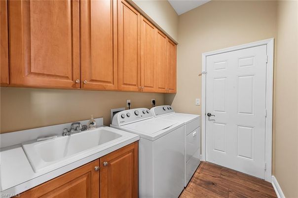 Interior, Washer, Wood Texture Flooring