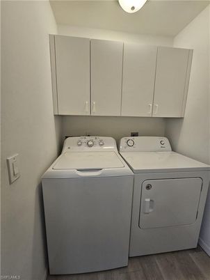 Interior, Washer, Wood Texture Flooring