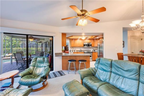 Chandelier, Dining room, Interior, Kitchen, Living room, Stainless Steel Appliances