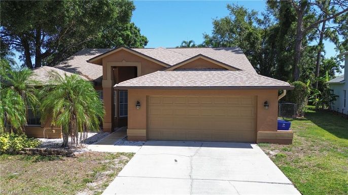 Attached, Exterior, Facade, American Craftsman