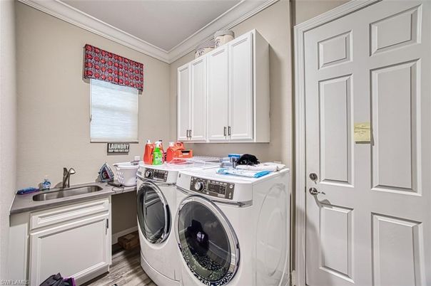 Interior, Washer, Wood Texture Flooring