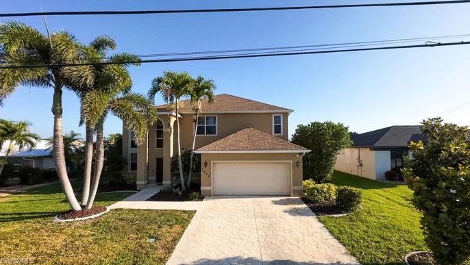 Attached, Exterior, Facade, Mediterranean