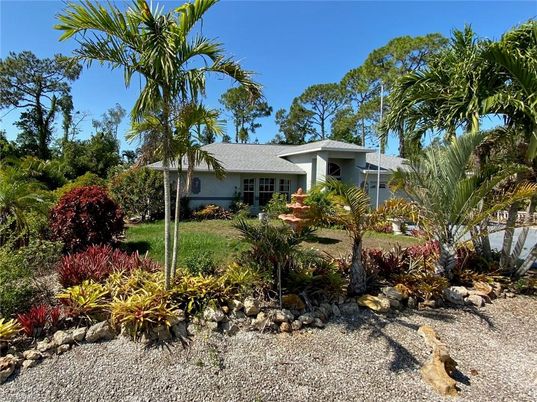 Backyard, Exterior, Facade, Ranch