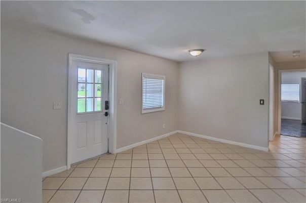 Empty room, Interior