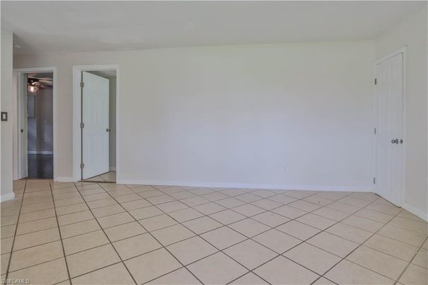 Empty room, Interior