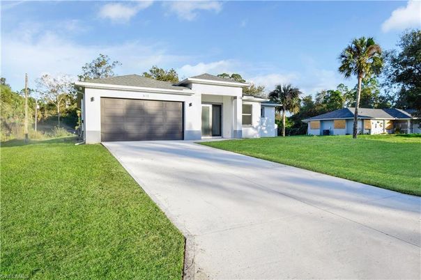 Attached, Backyard, Exterior, Facade, Modern