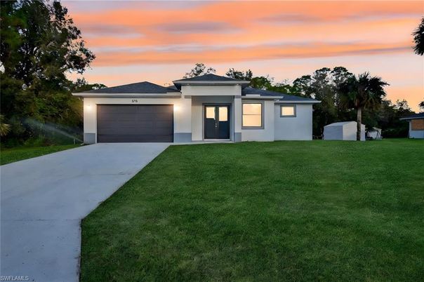 Attached, Backyard, Exterior, Facade, Modern