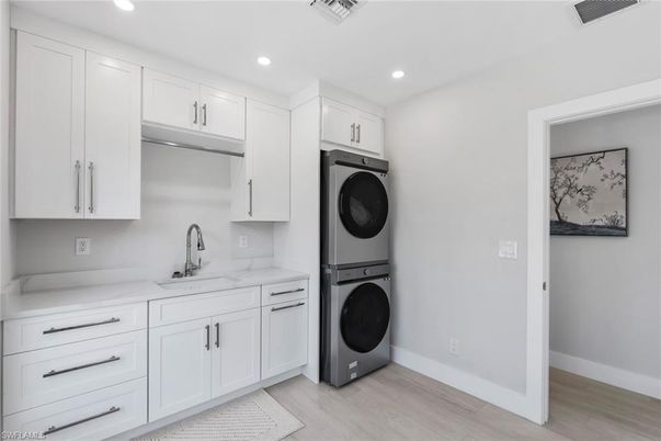 Interior, Recessed Lighting, Washer, Wood Texture Flooring