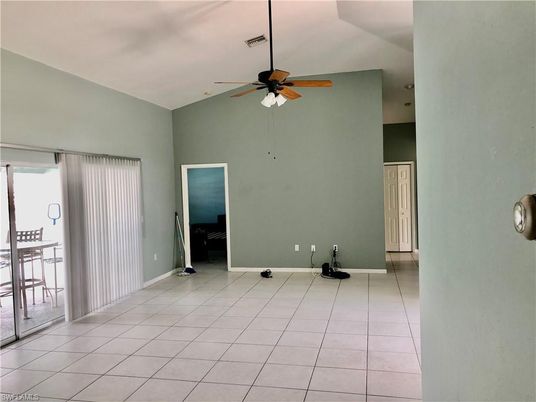 Empty room, Interior