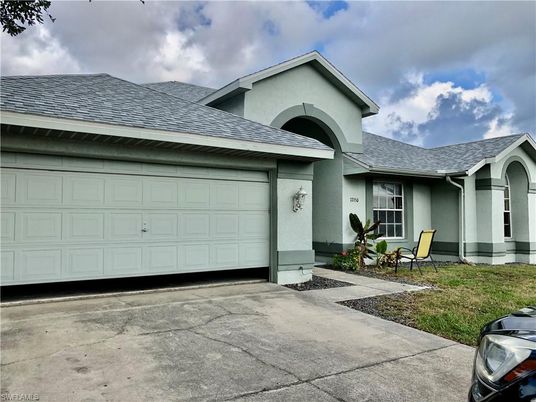 Attached, Exterior, Facade, Ranch